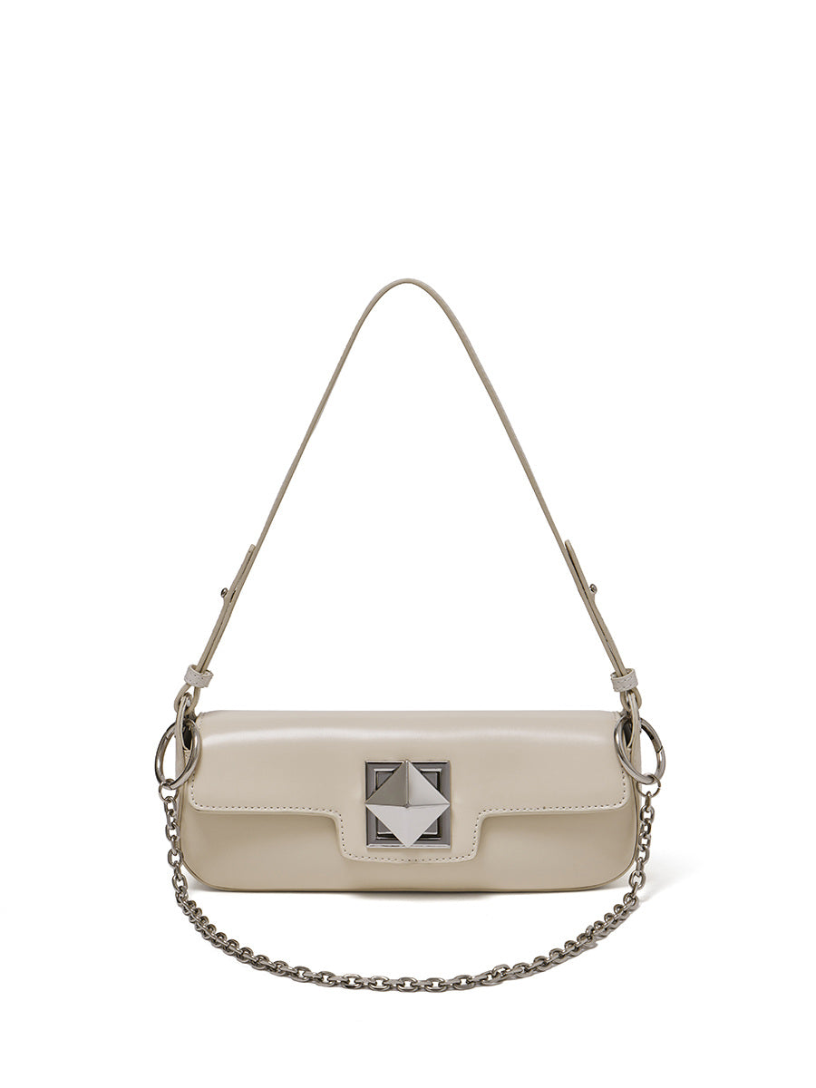 Sac Monica crème de face sur fond blanc, avec sangle et chaîne