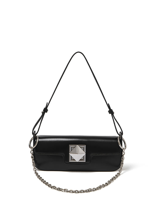 Sac Monica noir de face sur fond blanc, avec sangle et chaîne