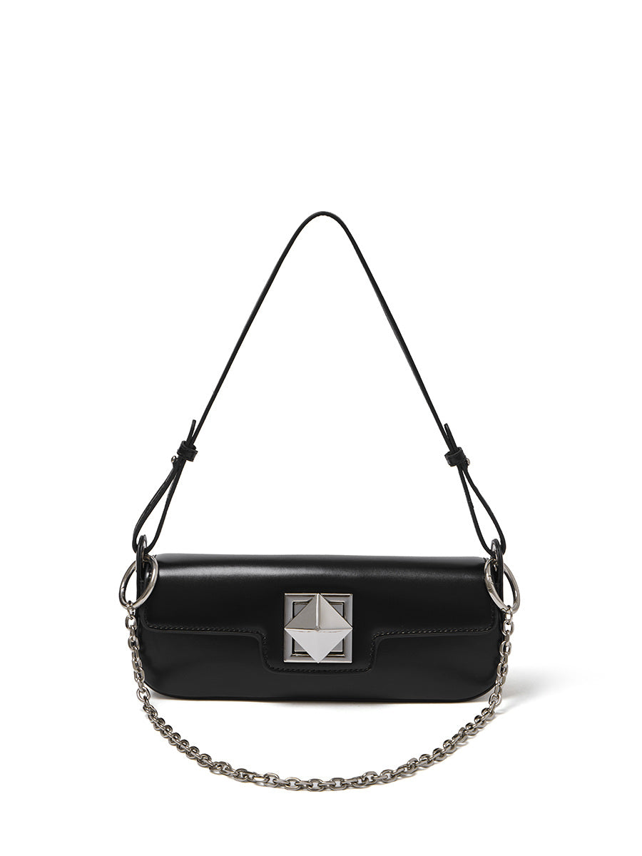 Sac Monica noir de face sur fond blanc, avec sangle et chaîne