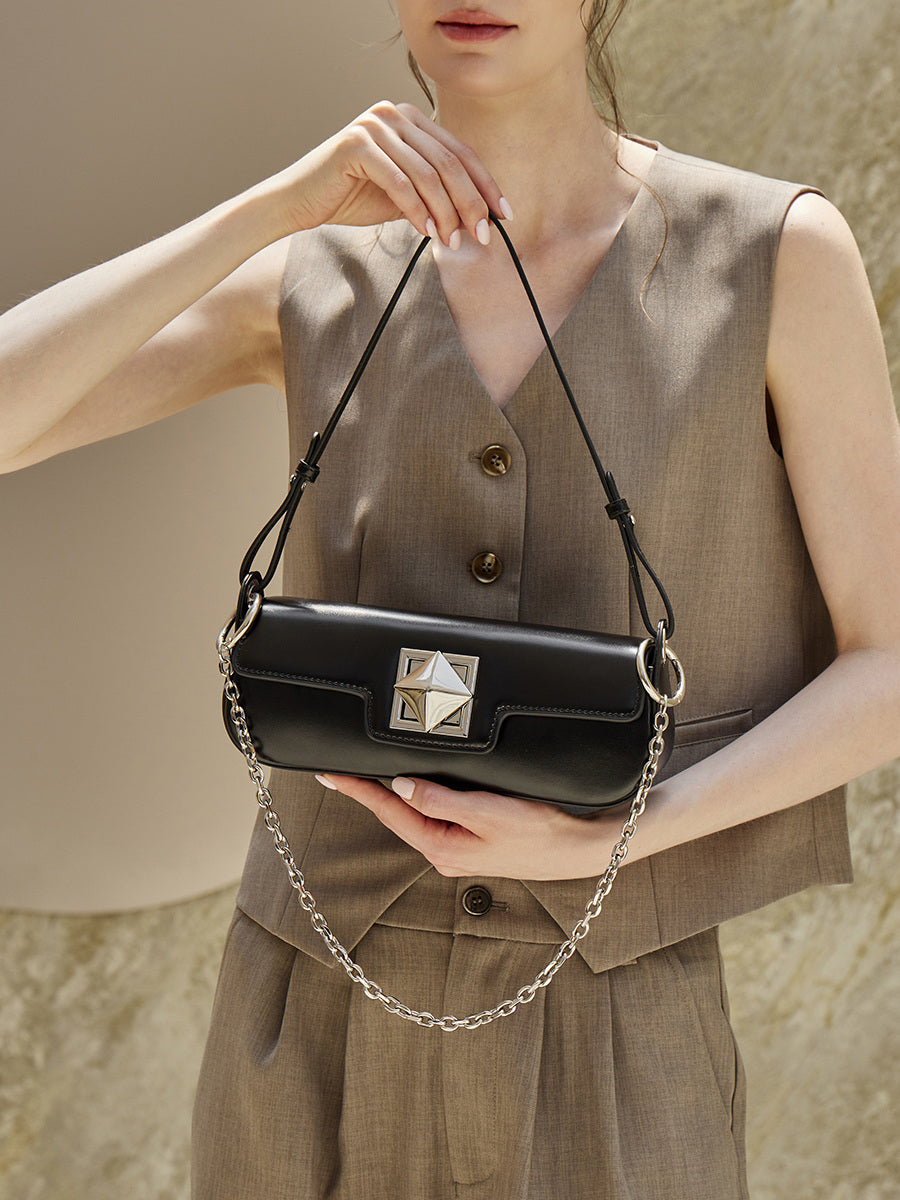 Sac Monica noir présenté de face par le modèle