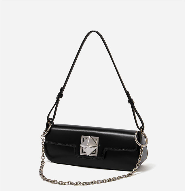 Sac Monica noir vu de trois quarts, sangle et chaîne visibles