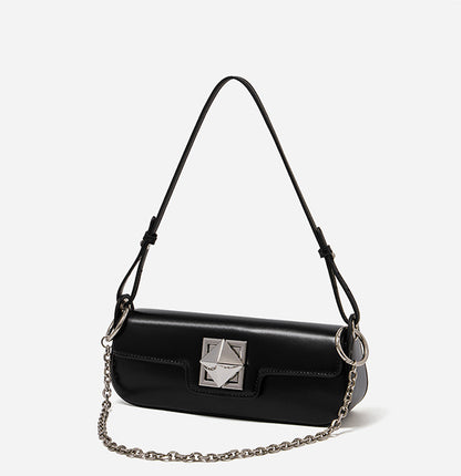 Sac Monica noir vu de trois quarts, sangle et chaîne visibles