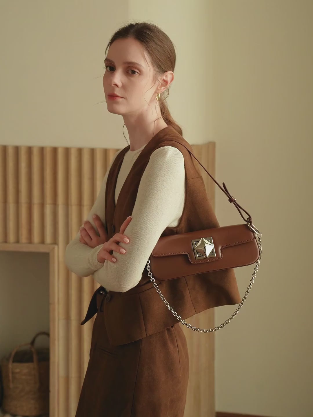 Présentation du sac Monica en noir, crème et caramel, porté à la main et à l’épaule