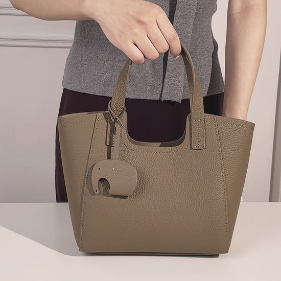 Présentation de Louise taupe : cuir grainé, intérieur et port à l’épaule