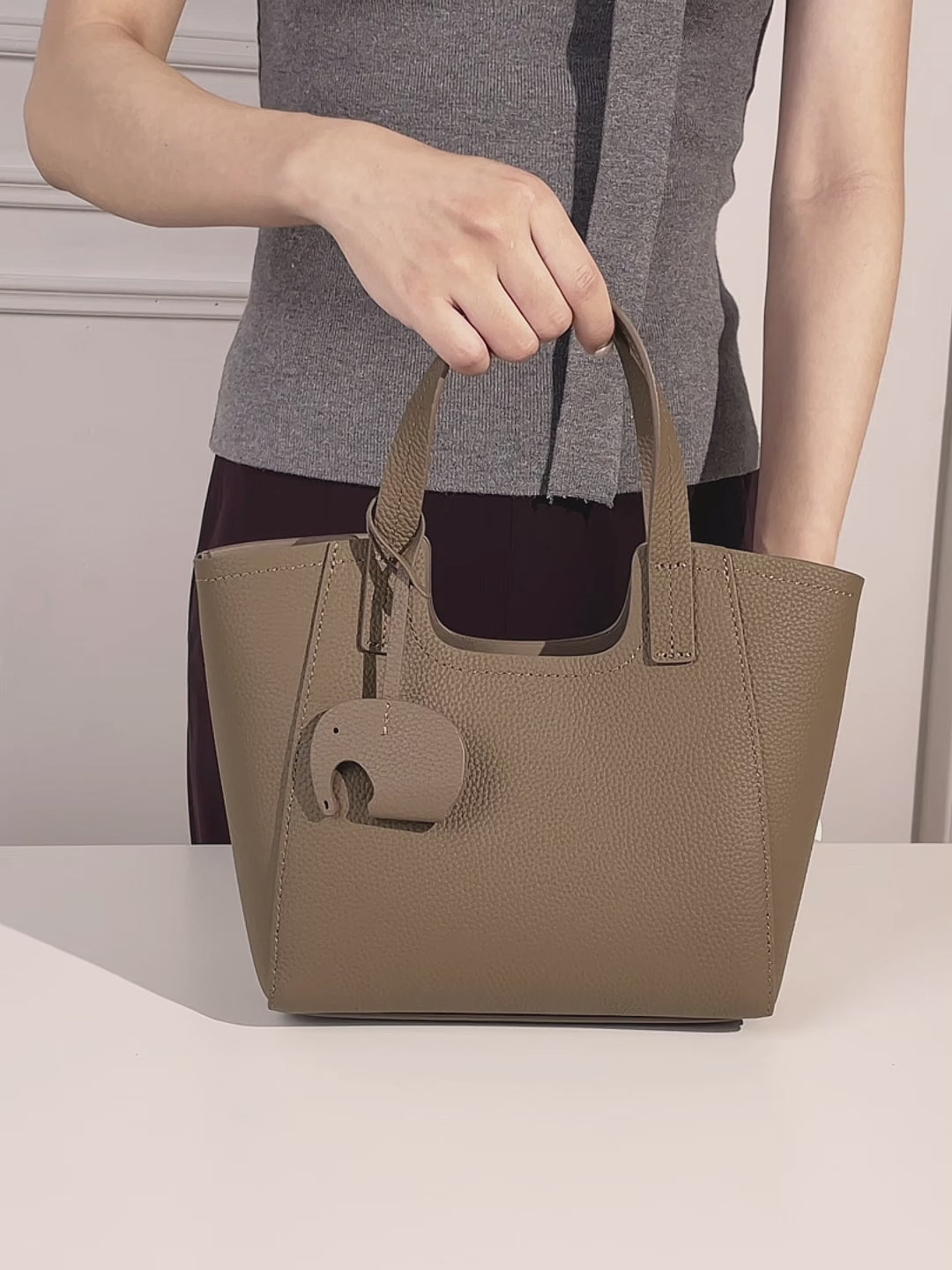 Présentation de Louise taupe : cuir grainé, intérieur et port à l’épaule