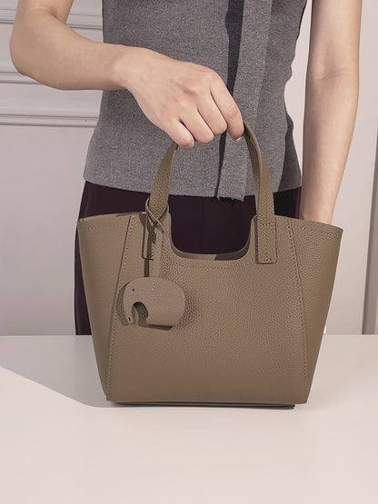 Présentation de Louise taupe : cuir grainé, intérieur et port à l’épaule