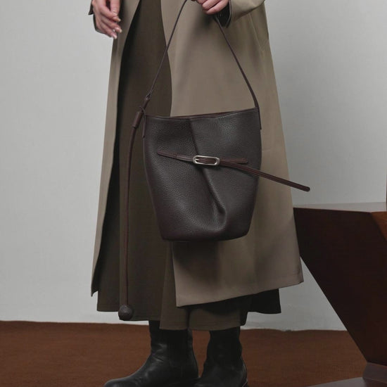 Présentation du sac Isabella marron café : bandoulière réglable, intérieur et porté