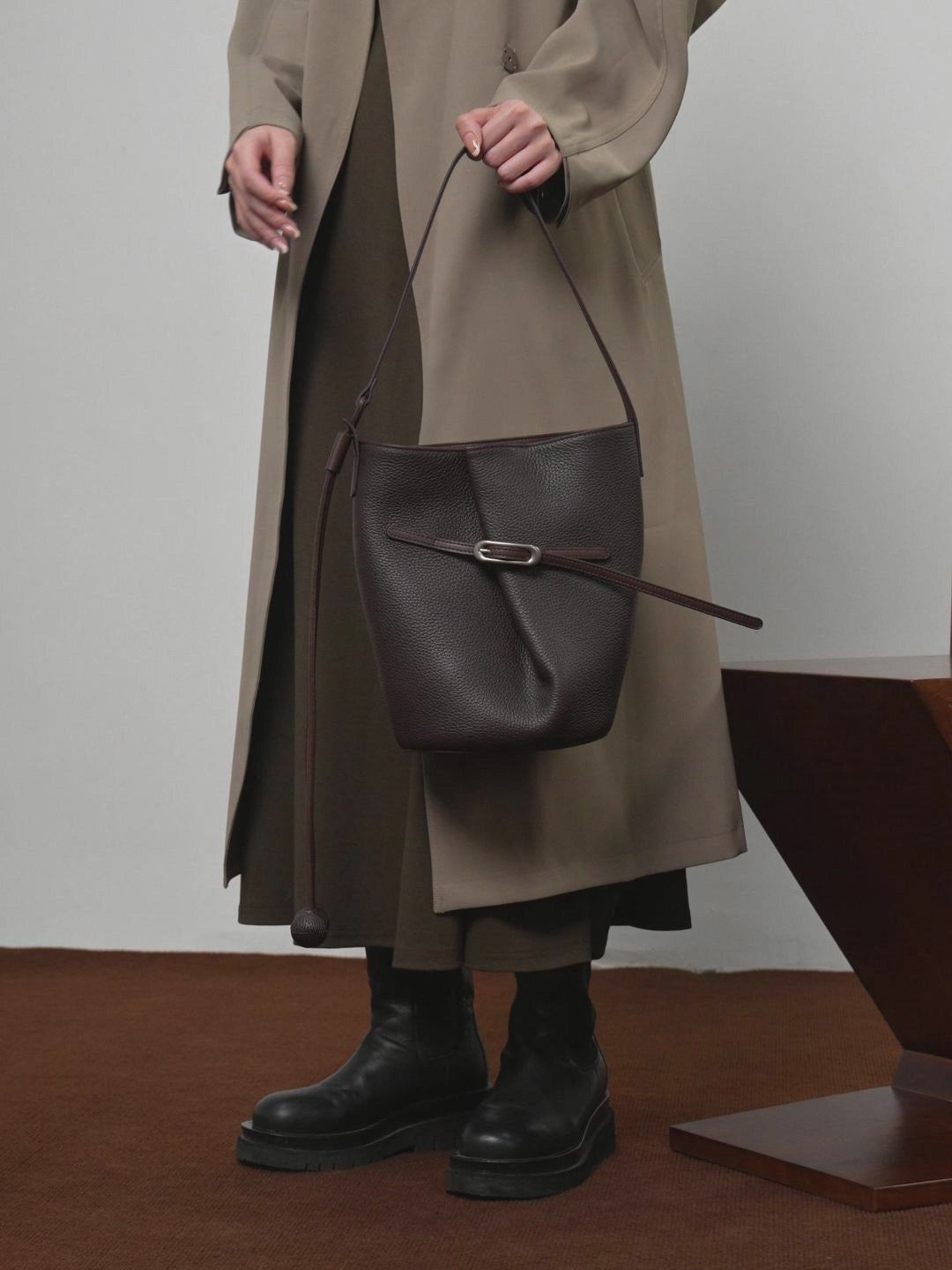 Présentation du sac Isabella marron café : bandoulière réglable, intérieur et porté