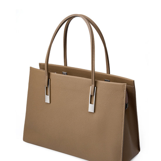 Présentation du sac Melinda taupe porté à l’épaule, à la main et en bandoulière