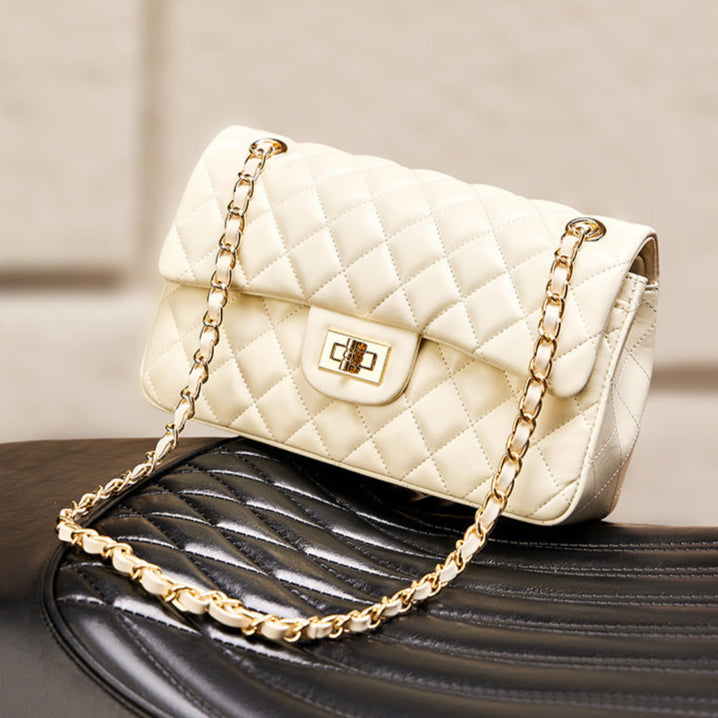Sac à main matelassé Zéphyr en cuir véritable blanc cassé, chaîne dorée UniversBags