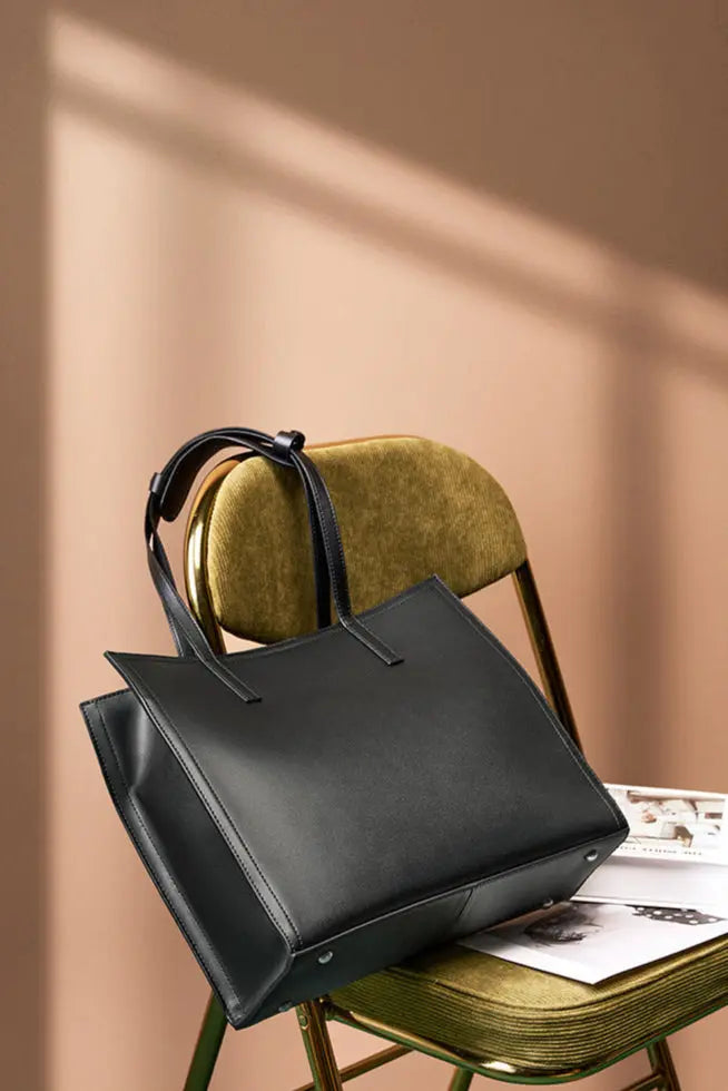 sac fourre-tout Lucie cuir souple posé en biais sur une chaise déco UniversBags