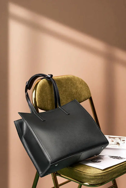 sac fourre-tout Lucie cuir souple posé en biais sur une chaise déco UniversBags