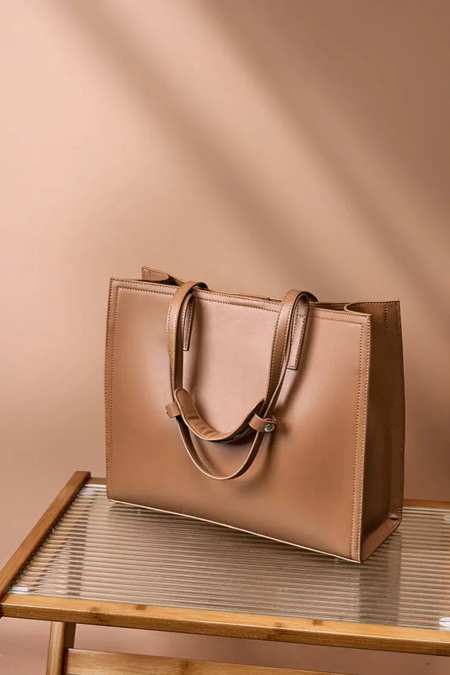 sac fourre tout A4 Camel Lucie posé sur un bureau en boi et en verre avec un fond coquille d'oeuf rosée UniversBags