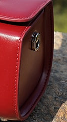 Attache latérale de bandoulière et couture du sac Selena rouge