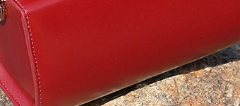 Aspect lisse du cuir rouge et couture du panneau avant de Selena