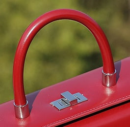 Poignée arrondie en cuir rouge et embouts métalliques de Selena