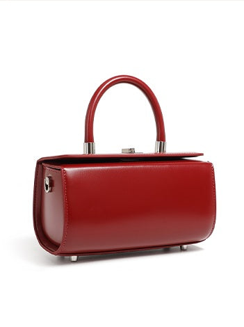 Dos du sac Selena rouge, base arrondie et pieds métalliques