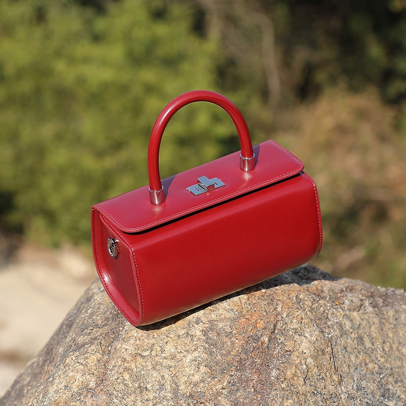 Sac Selena rouge de trois quarts, fermoir métallique et attache latérale