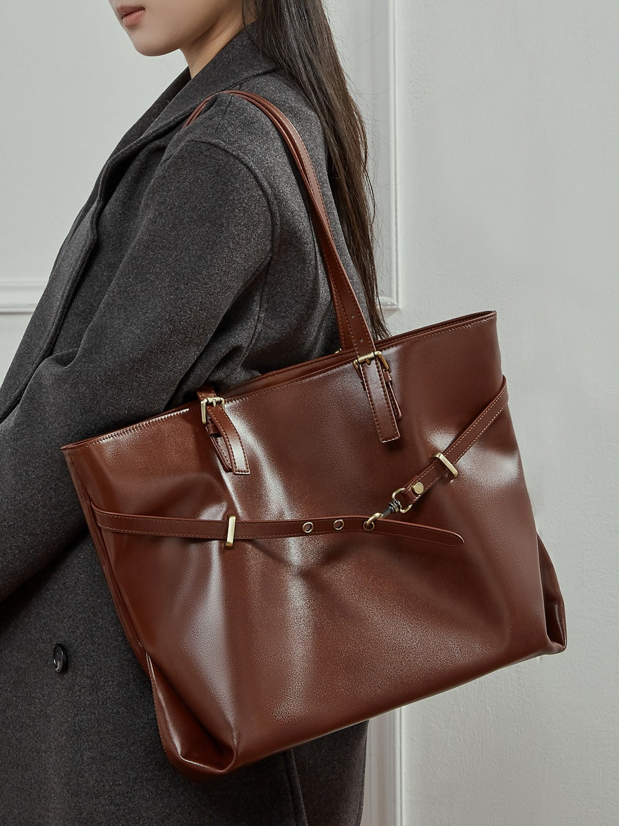 Sac Suthida marron café porté à l’épaule de profil