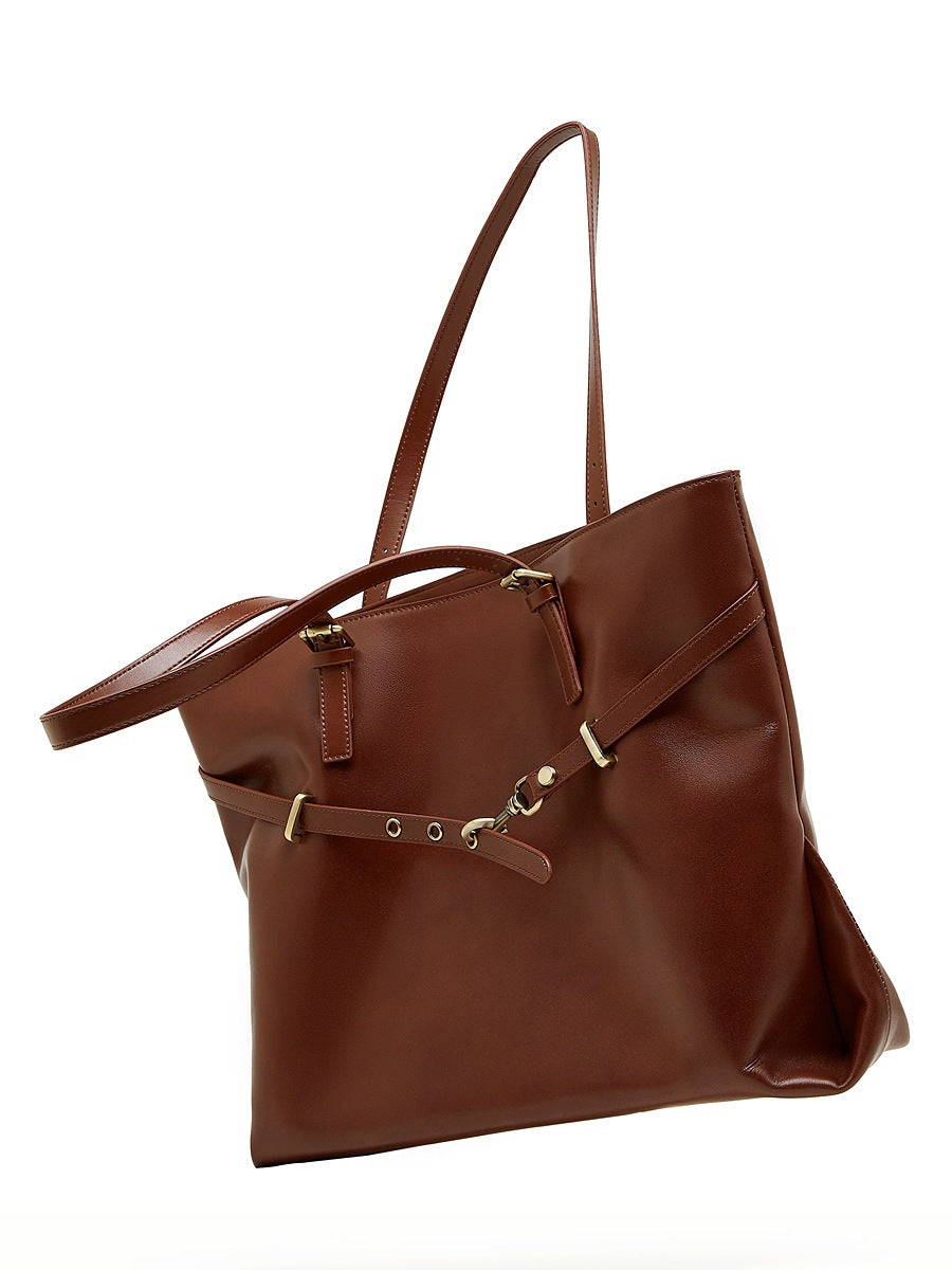 Profil du sac Suthida marron café avec ses anses et son attache avant