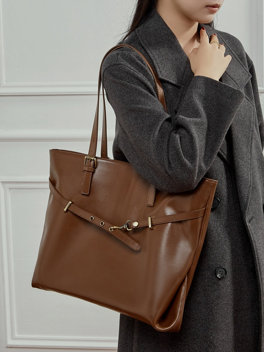 Sac Suthida camel porté à l’épaule avec un manteau gris