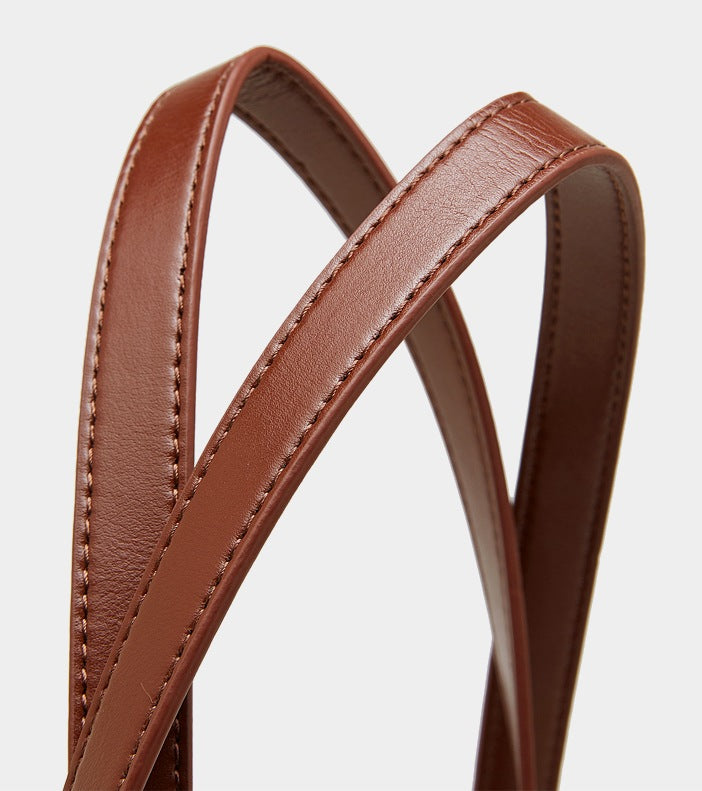 Coutures des deux anses en cuir du sac Suthida