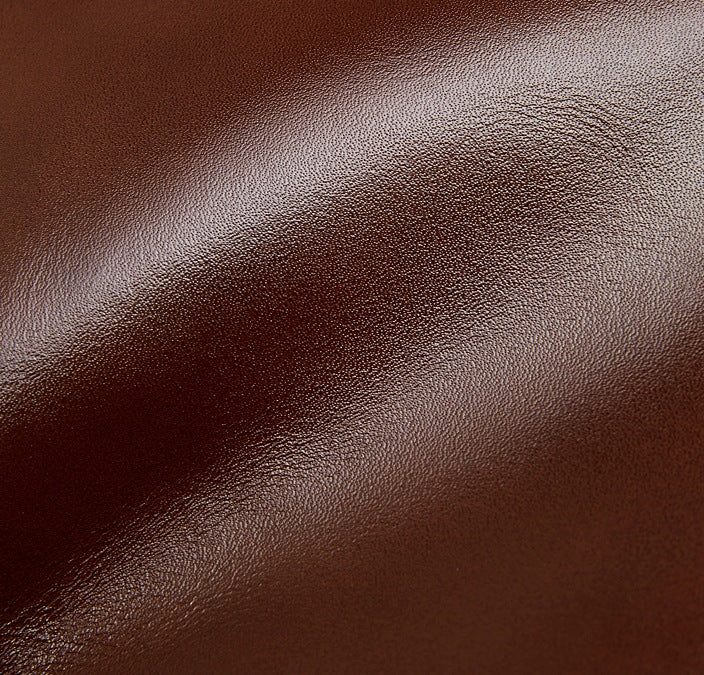 Gros plan sur la texture du cuir de vachette du sac Suthida