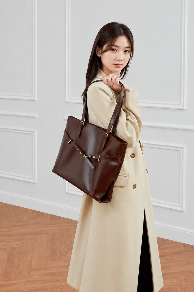 Sac cabas Suthida chocolat porté à l’épaule avec un manteau beige