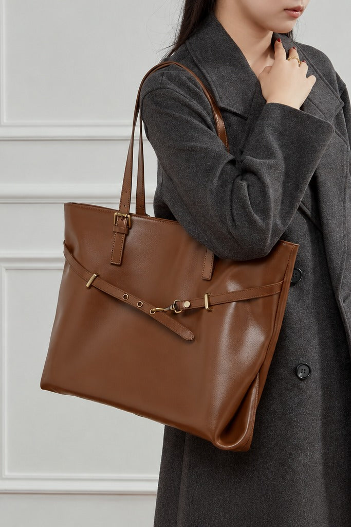 Sac cabas Suthida camel porté à l’épaule avec un manteau gris