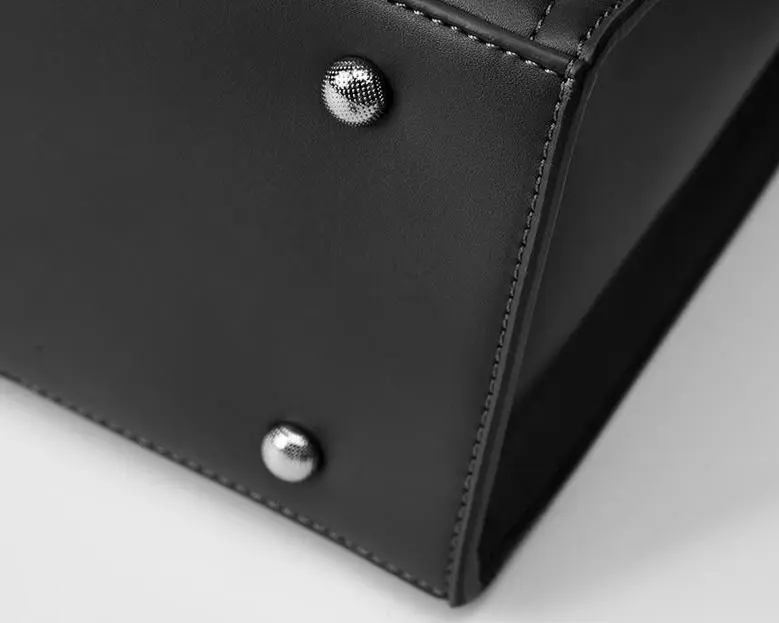 Sac fourre-tout Lucie en cuir gros plan vu du dessous sur les pieds de protection du sac UniversBags