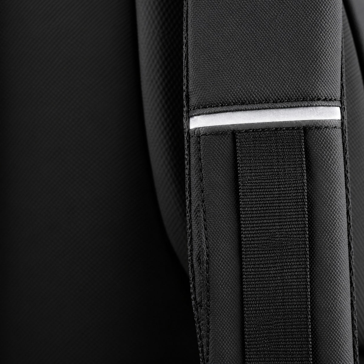 Détail de la bande réfléchissante sur une bretelle du sac Abers amélioré