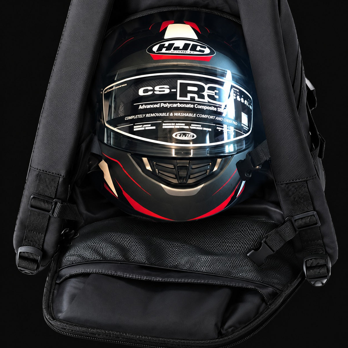 Casque intégral placé dans le compartiment ouvert du sac Abers