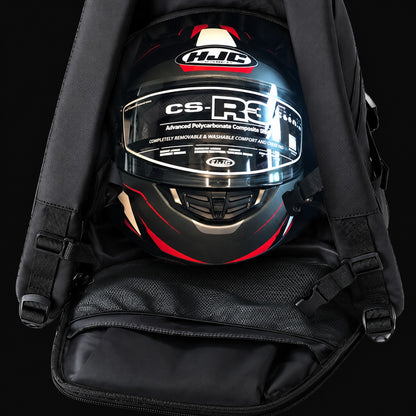 Casque intégral placé dans le compartiment ouvert du sac Abers