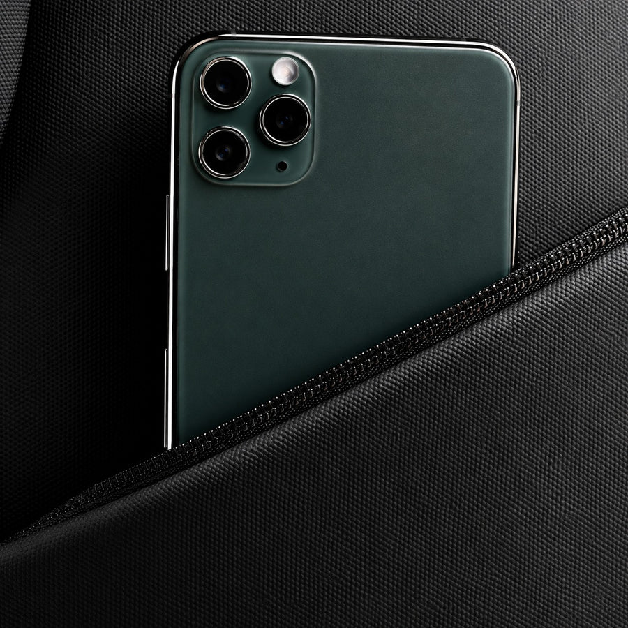 Poche arrière zippée d’Abers avec un téléphone pour illustrer le rangement