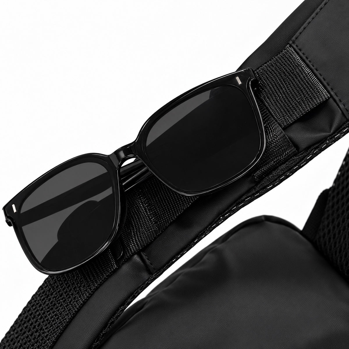 Passant de la bandoulière Coliy Keiko illustré avec des lunettes