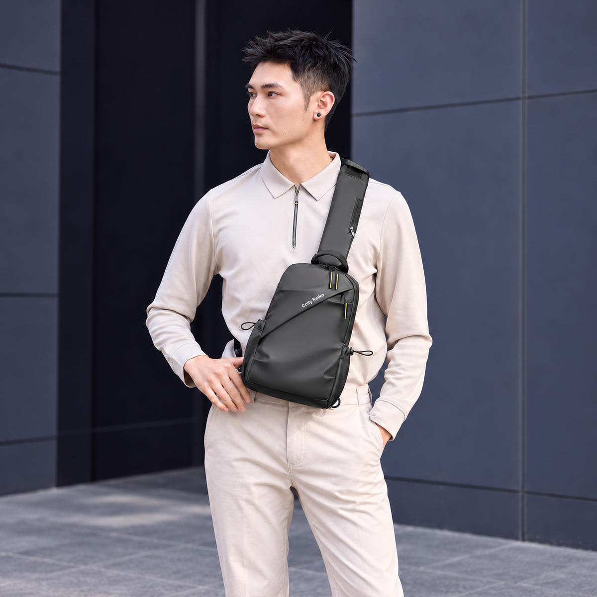Sac Coliy Keiko gris porté à l’avant sur une tenue claire