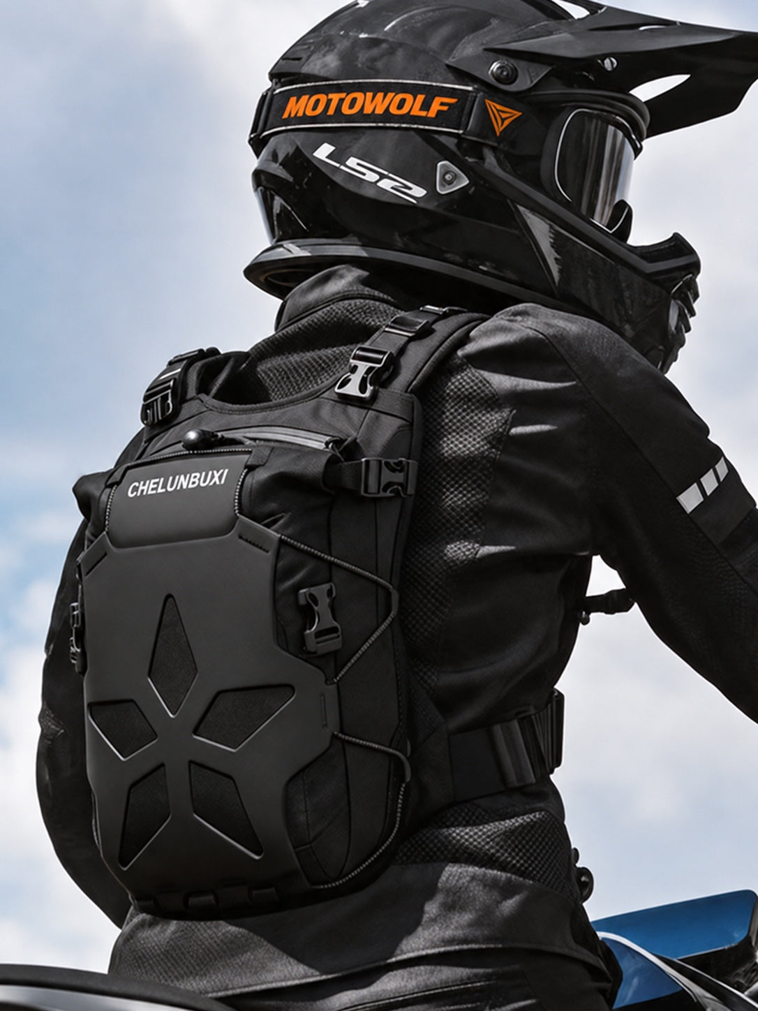 Sac Compact noir porté par un motard assis sur sa moto