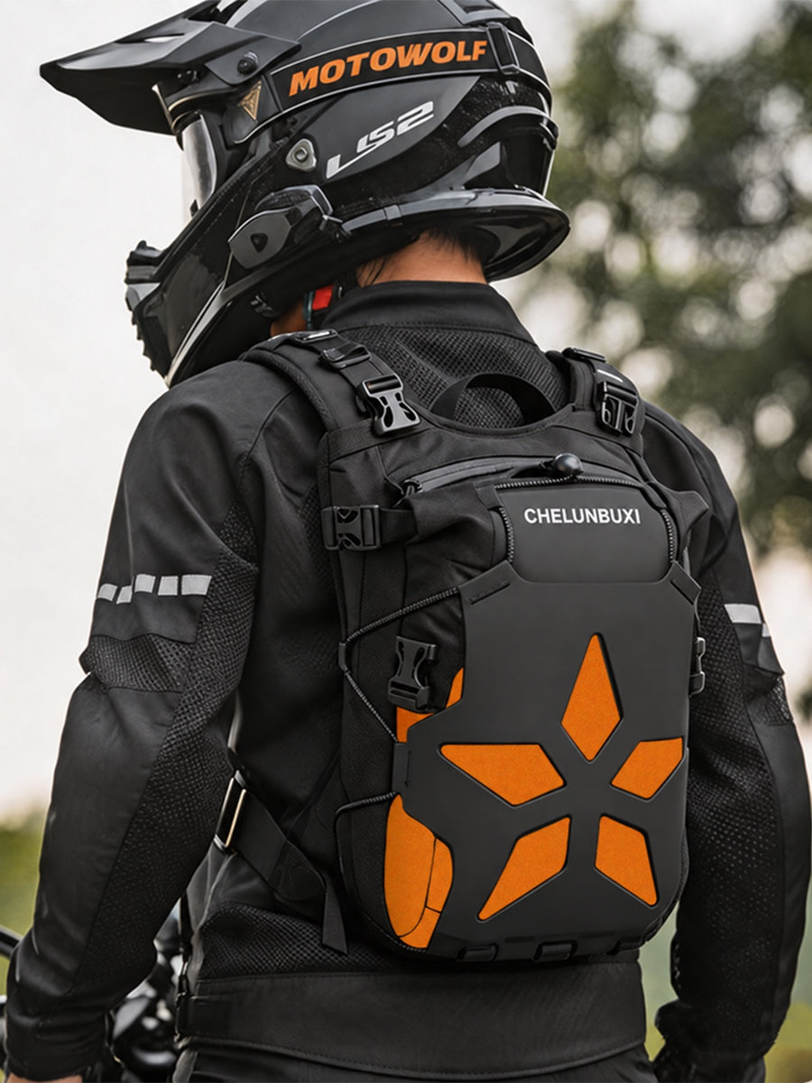 Sac à dos Compact noir et orange porté sur un équipement moto