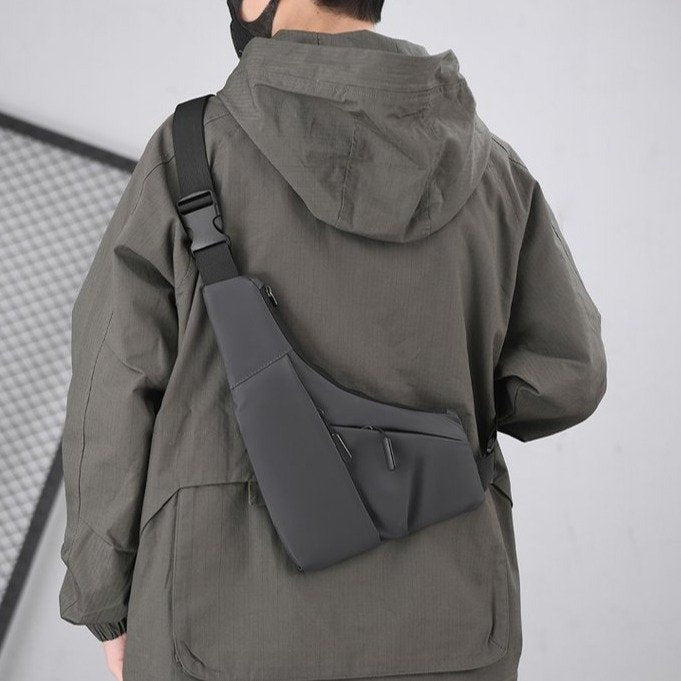 Function portée dans le dos par-dessus une veste