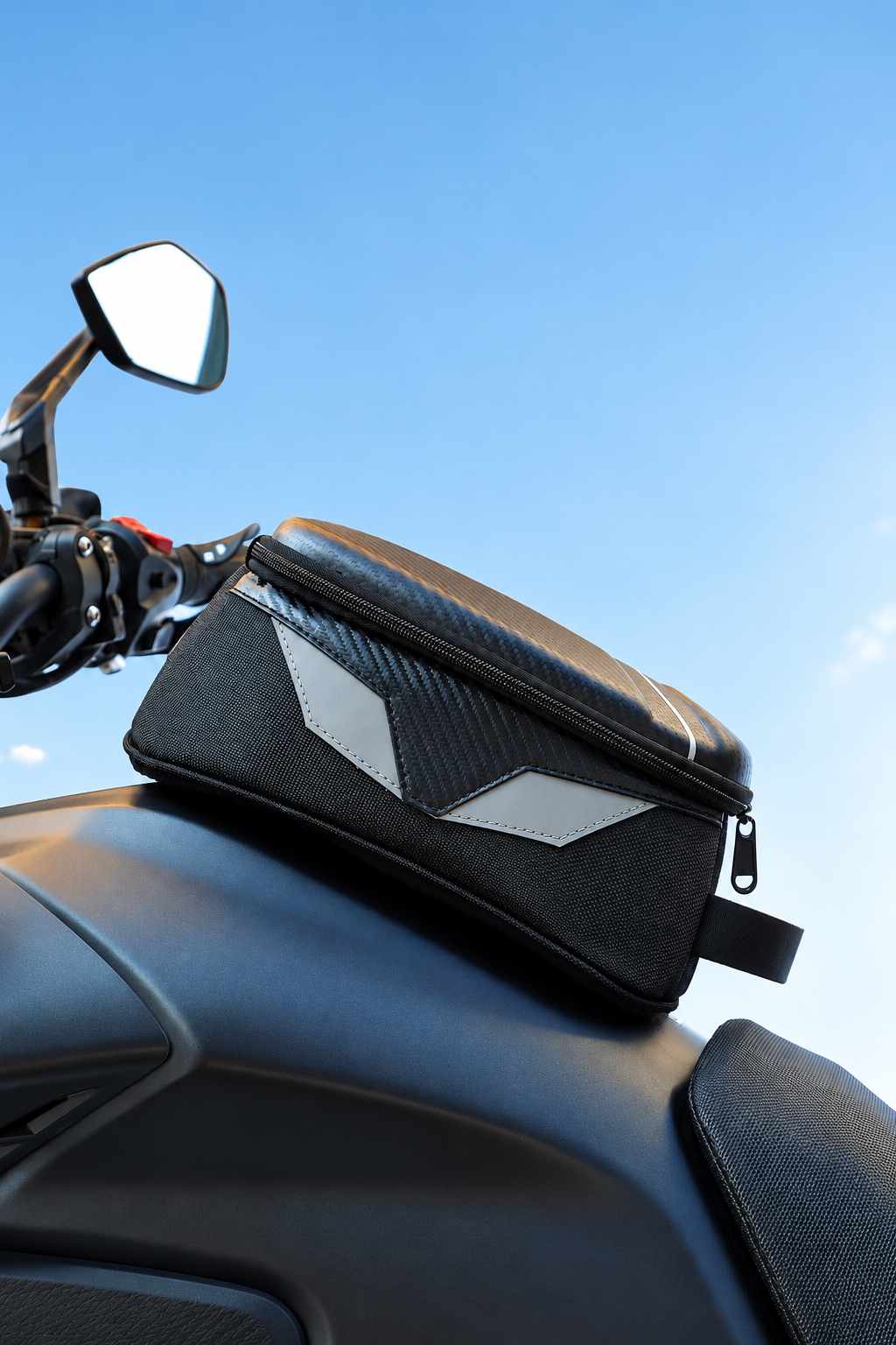 Sacoche GOSR TK11 noire posée sur un réservoir de moto
