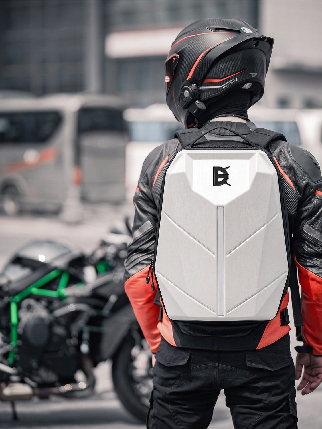 Striking blanc porté dans le dos avec un équipement moto
