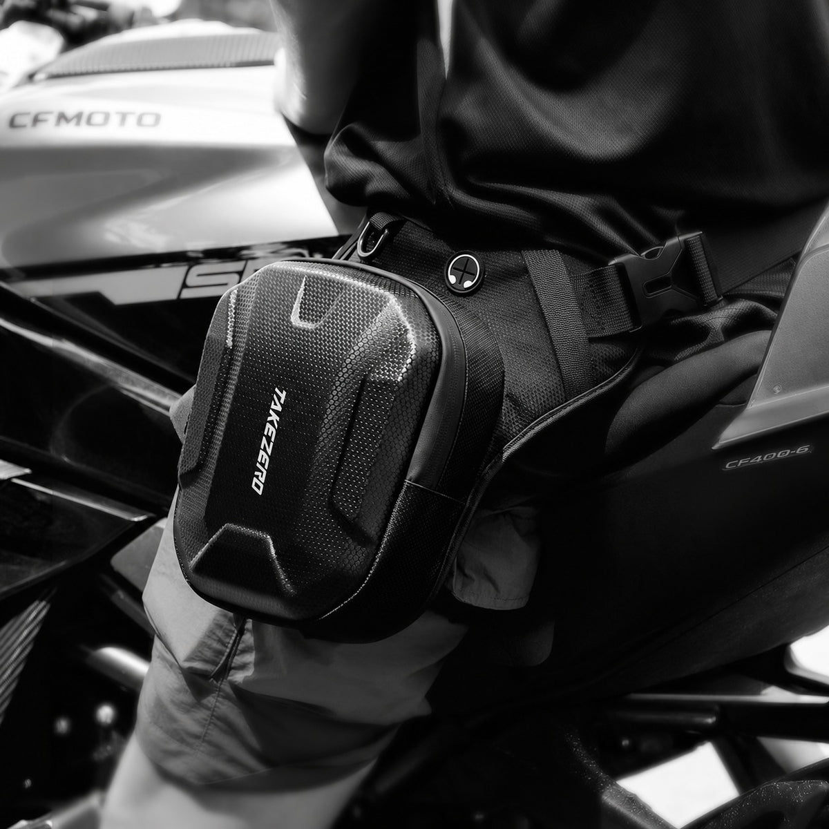 Sacoche TAKEZERO portée sur la cuisse à côté du réservoir d’une moto