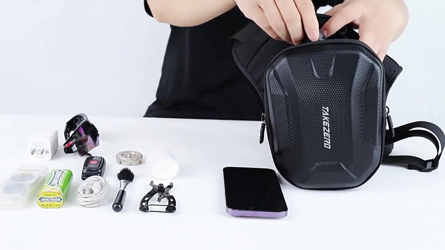 Démonstration du rangement des petits accessoires dans la sacoche TAKEZERO